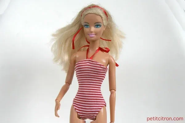 Photo du patron Patron de maillot de bain pour Barbie une pièce cousu · vue 1 sur 3