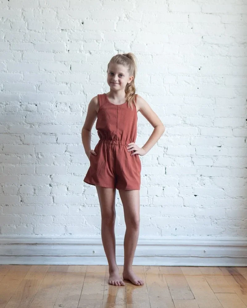 Photo du patron Mini Nova Jumpsuit cousu · vue 1 sur 5